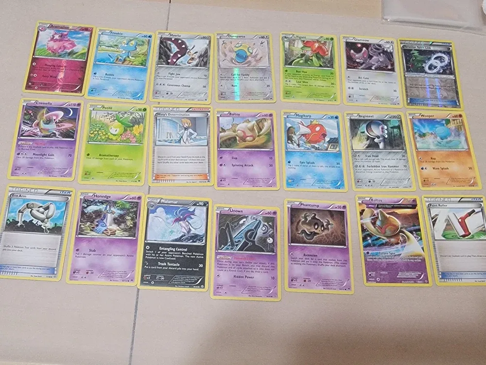 21 Pokémon Trading Cards - Mixed Lot