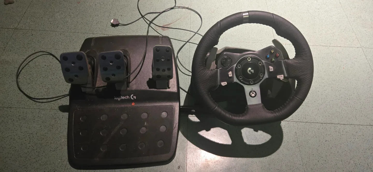 Logitech G920 Racing Wheel with Pedals.and stand image indicator(3)