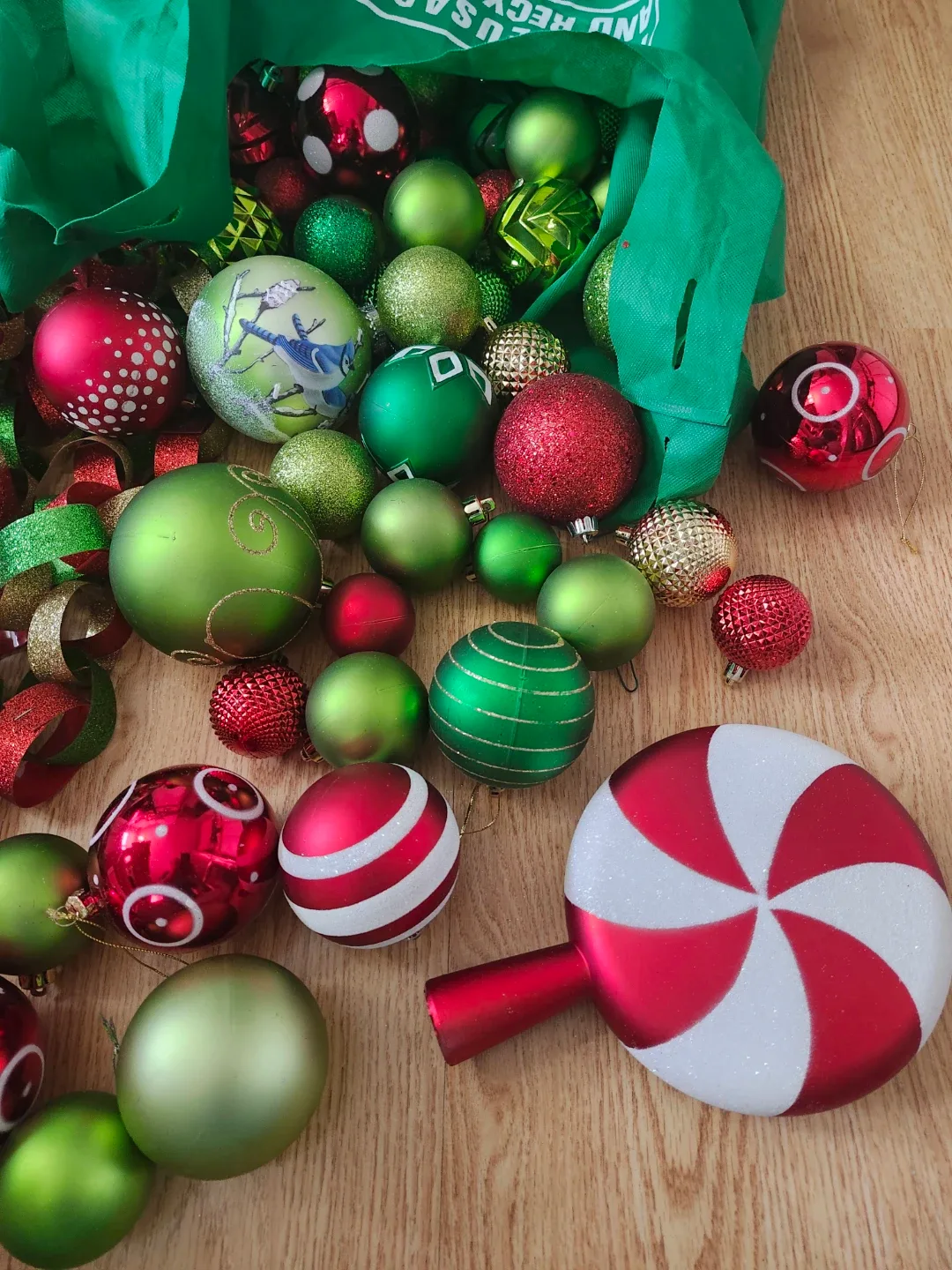 Christmas Ornaments - Red & Green image indicator(2)