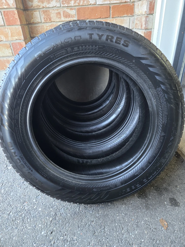Nokian Tyres Hakkapeliitta R5 SUV WINTER Tires 225/60R18