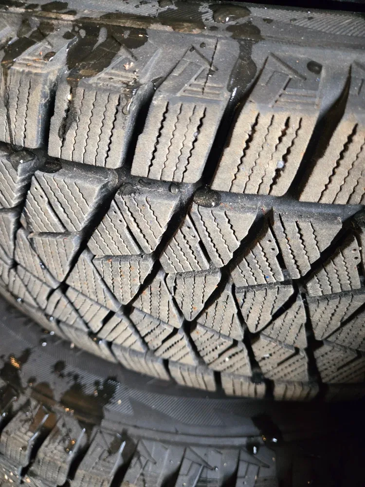 Bridgestone Blizzak DM-V2 Winter Tire 225/65R17 image indicator(4)