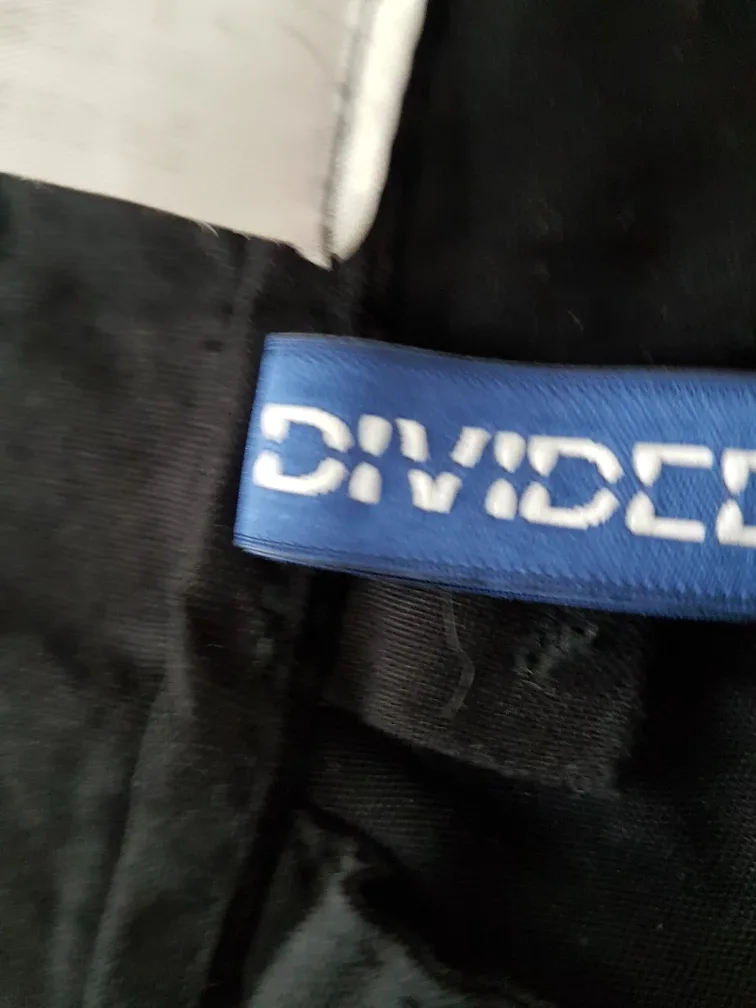 H&M Divided Black Shorts - Size 32 image indicator(3)