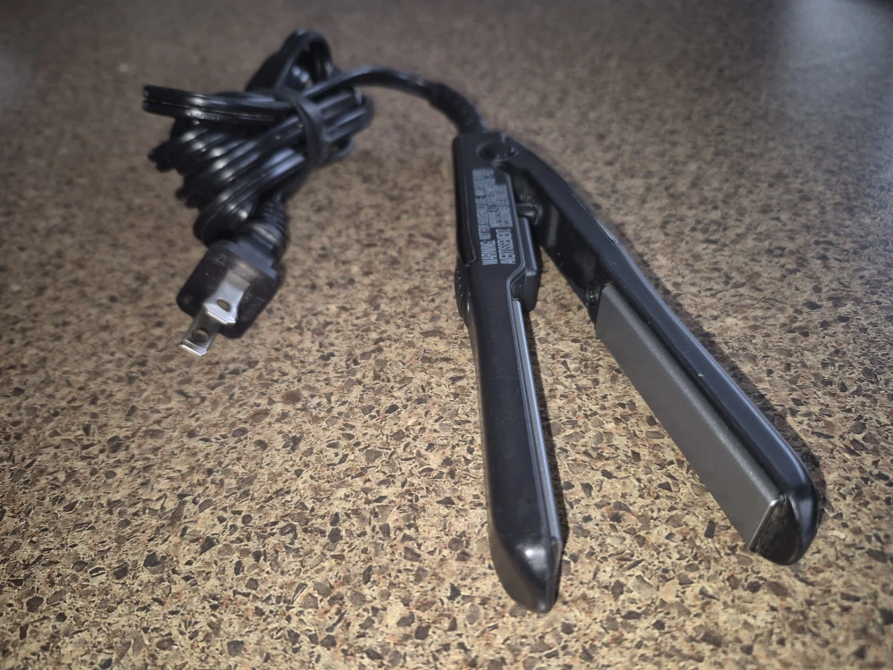Mini Black Hair Straightener - photo 5