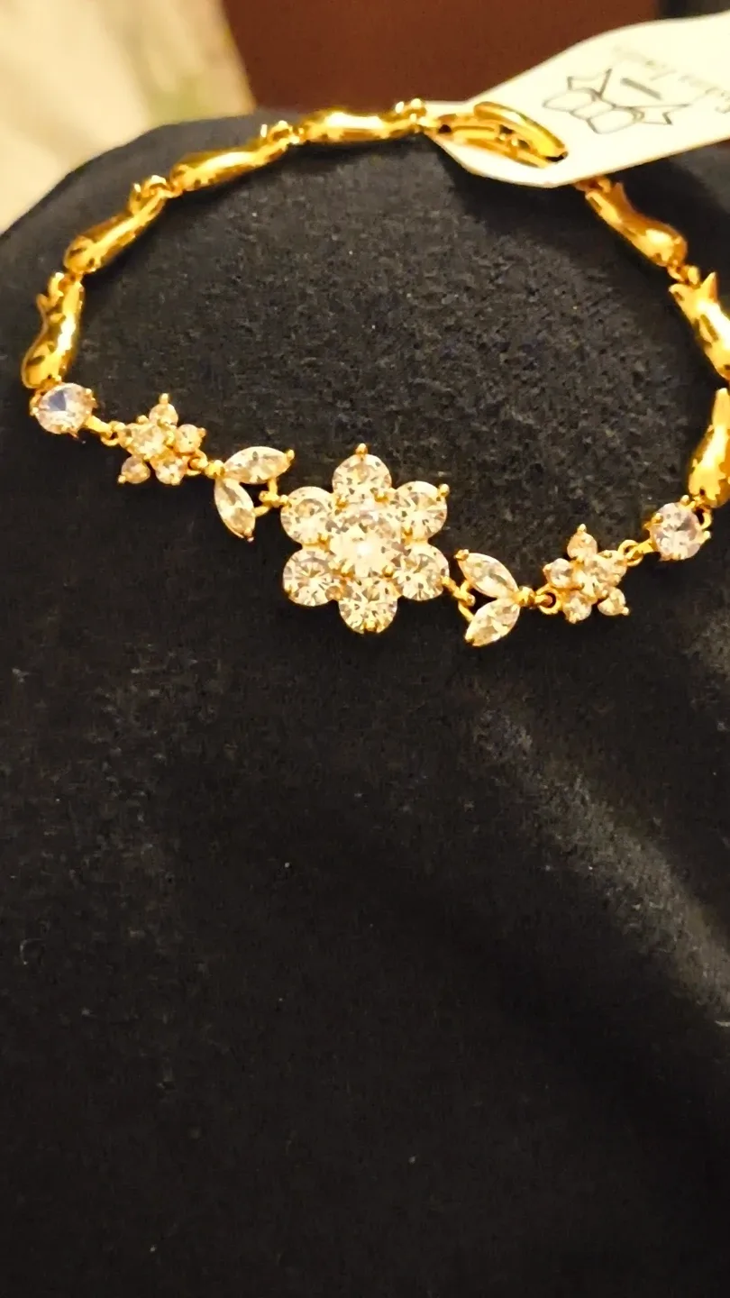 Gold Flower Bracelet image indicator(2)