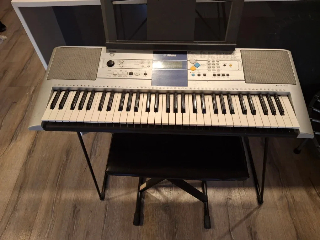 Yamaha PSR-E323 Keyboard