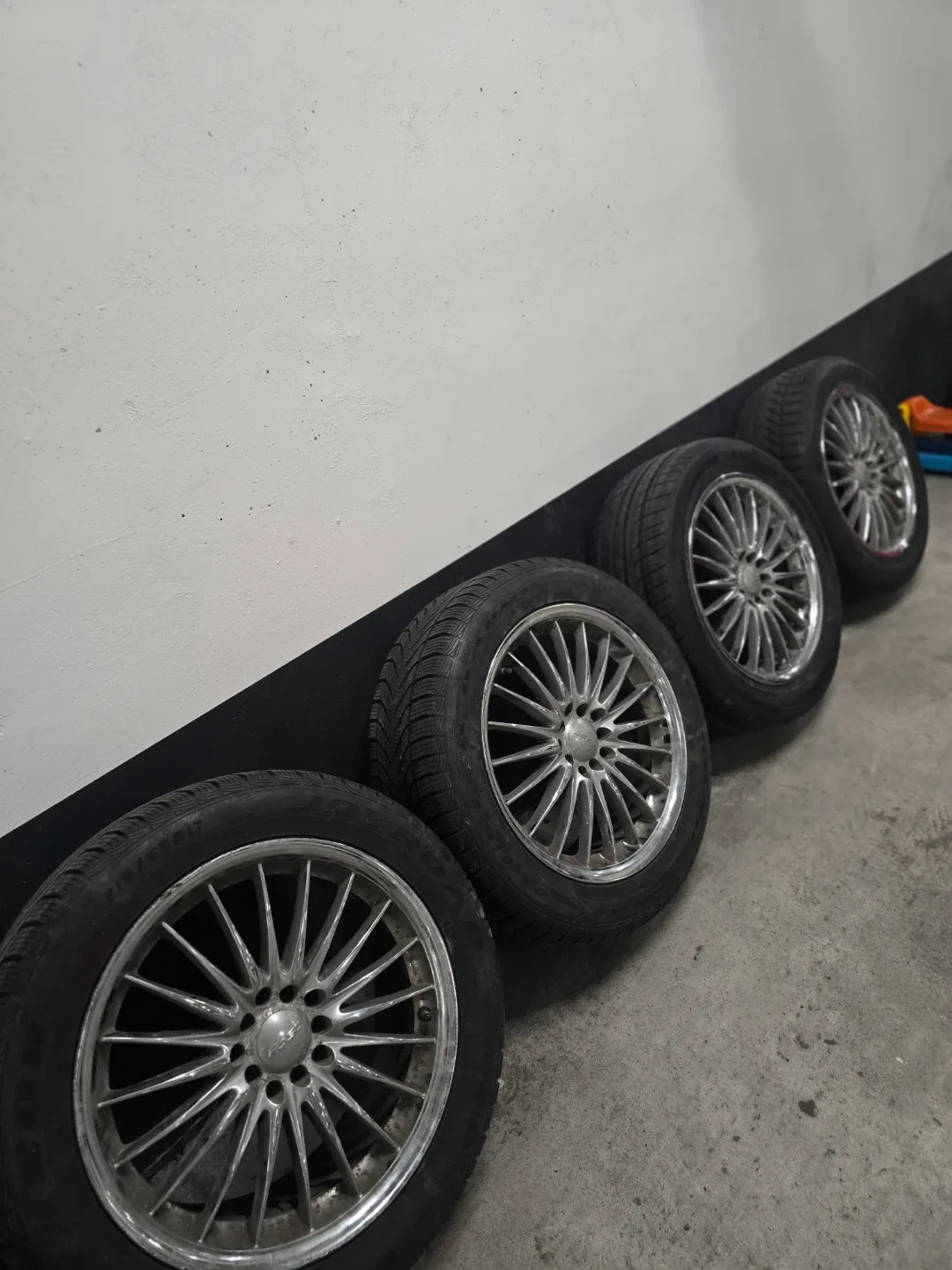 Set of 4 Alloy Wheels & Tires image indicator(2)