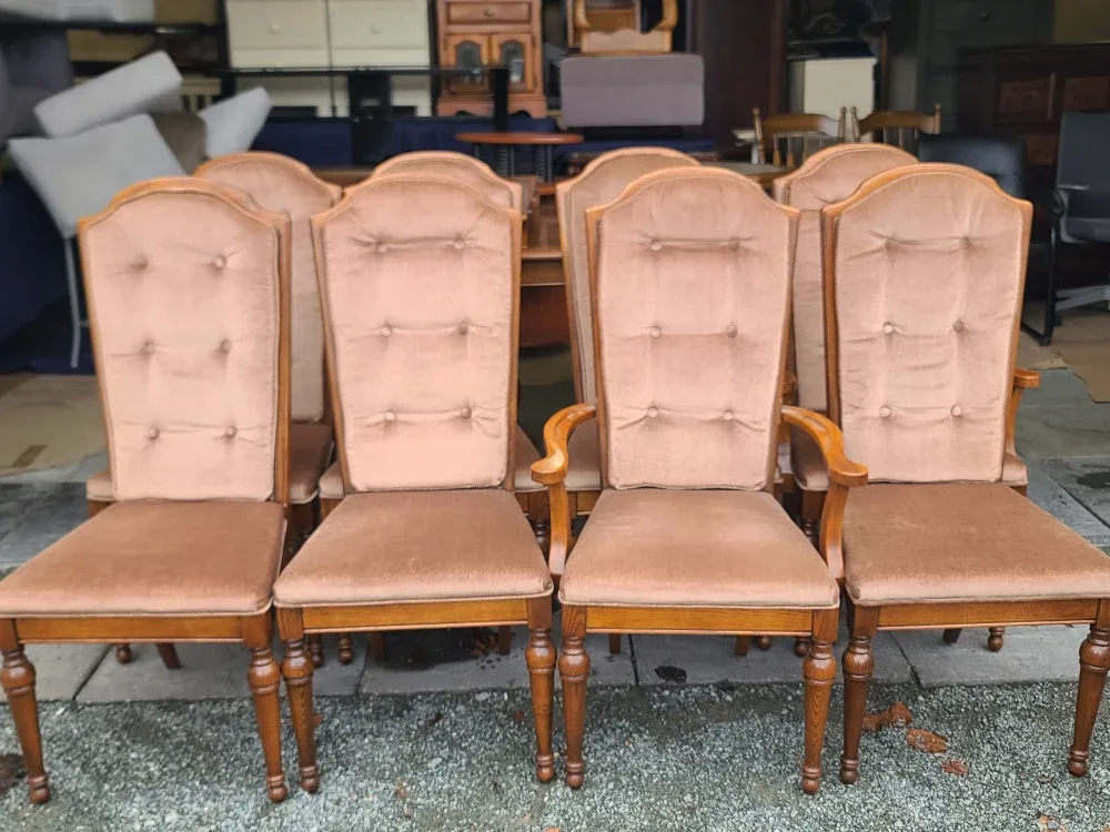 OAK DINING TABLE WITH EXTENSION AND 8 Chairs