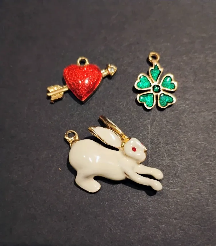 VERSATILE MULTI-HOLIDAY/SEASON CHARM PIN image indicator(2)