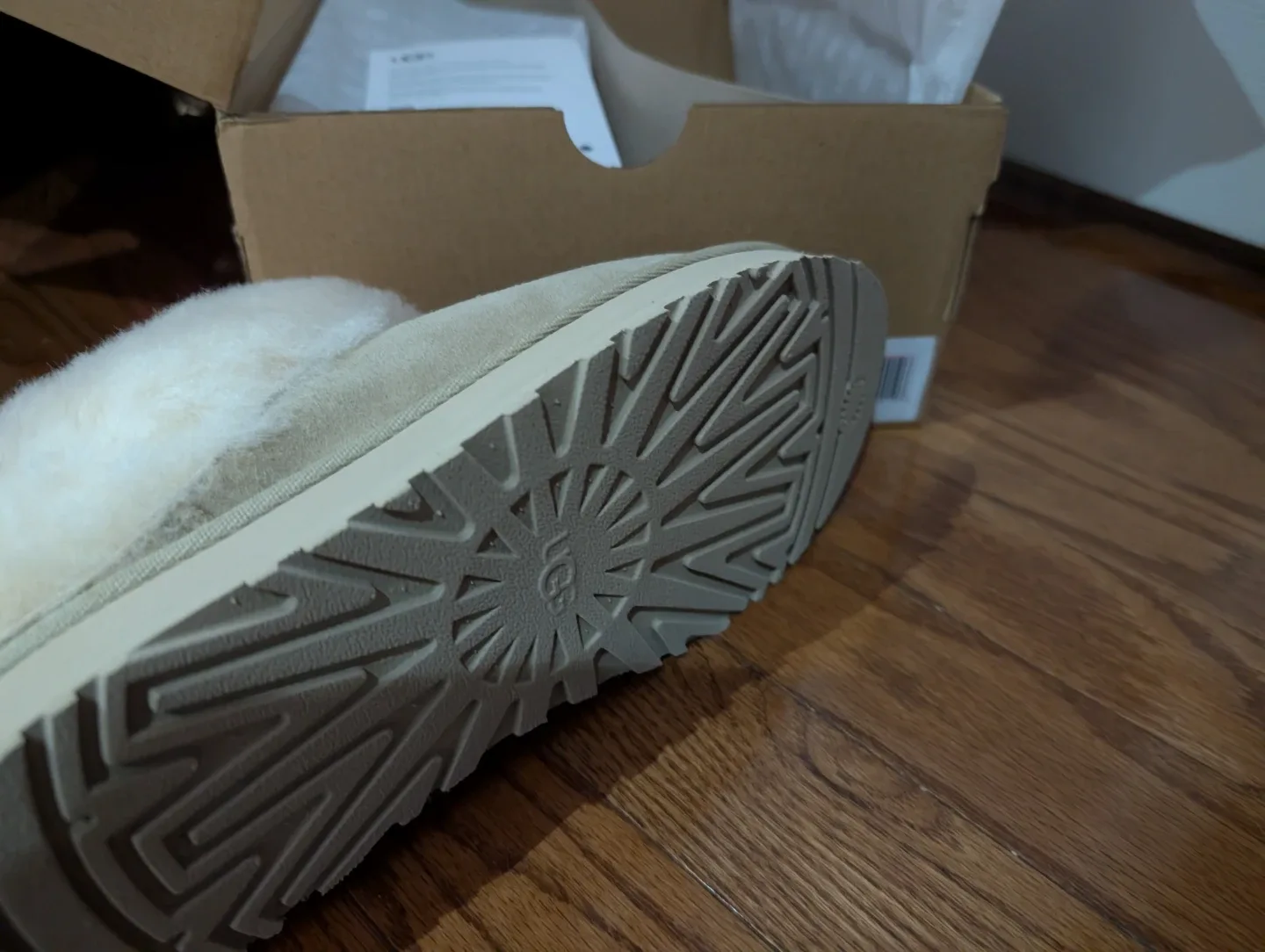 UGG Girls Tazzelle- Size 5 Girls Women 6.5-7 image indicator(2)