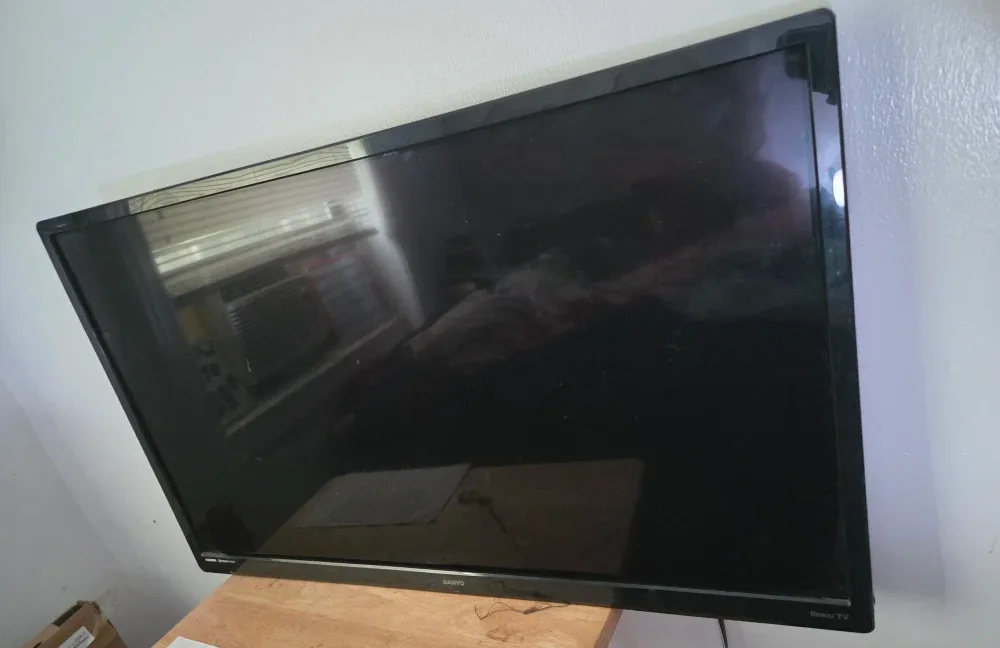 32" Smart Roku TV + original remote