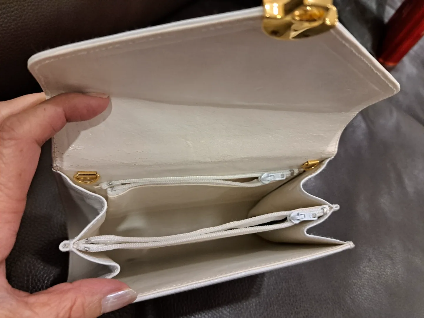 White Clutch with Gold Chain image indicator(4)