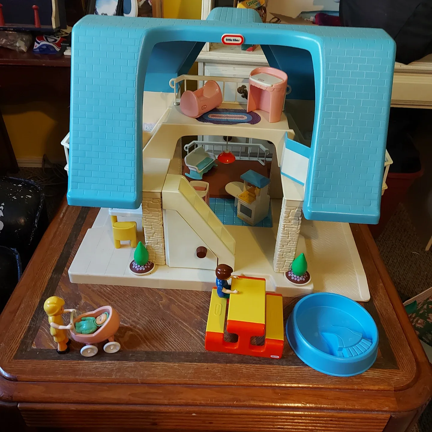 Little Tikes Dollhouse with Accessories image indicator(5)