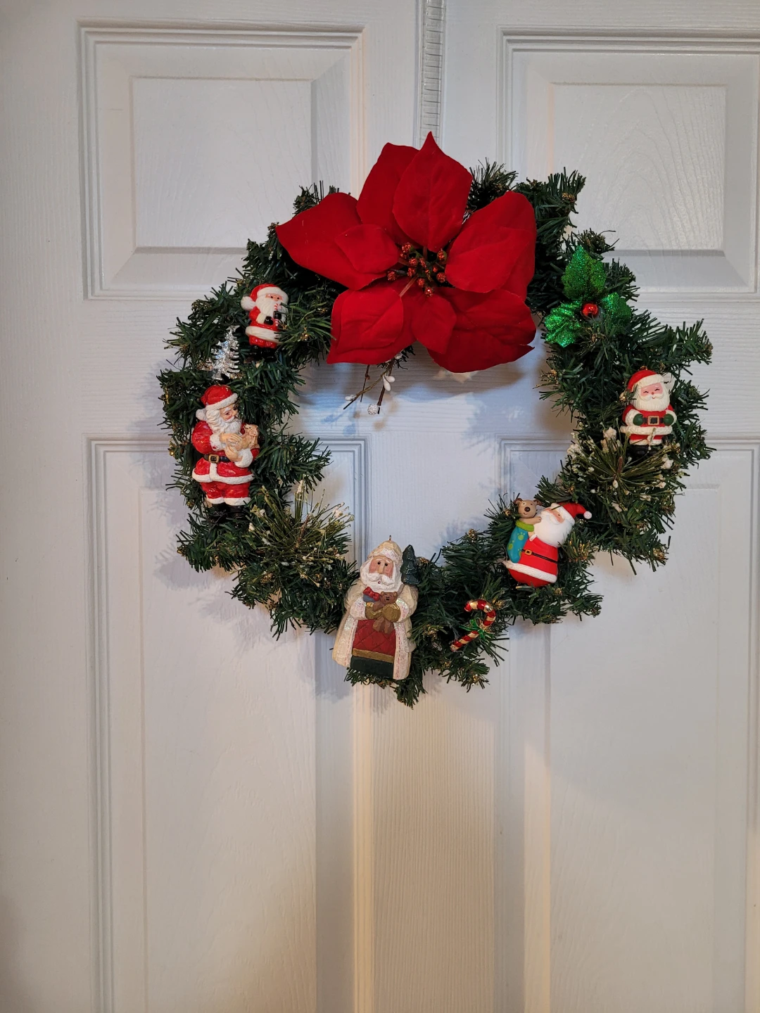 Holiday Crafted Wreath w/ Santa Claus Figurines 14"