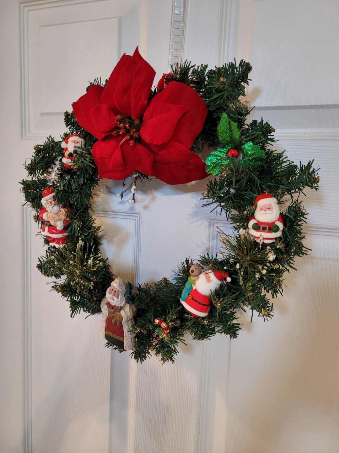 Holiday Crafted Wreath w/ Santa Claus Figurines 14" - photo 2
