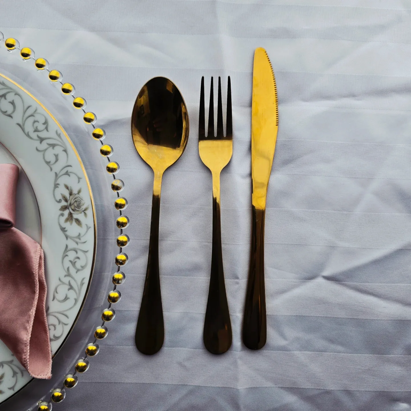 Elegant Gold-Tone Flatware Set image indicator(2)