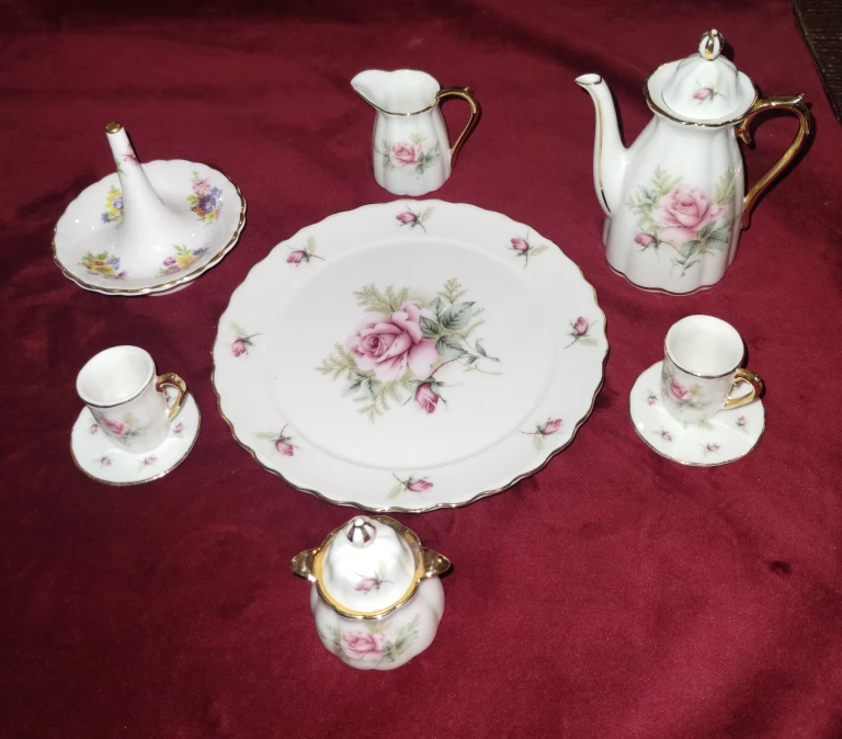 Small Vintage Floral Tea Set - photo 2
