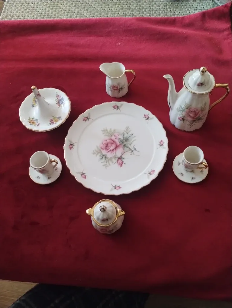 Small Vintage Floral Tea Set image indicator(8)