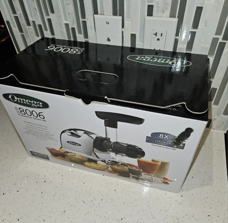 Omega 8006 Nutrition System Juicer - Like New! - photo 2