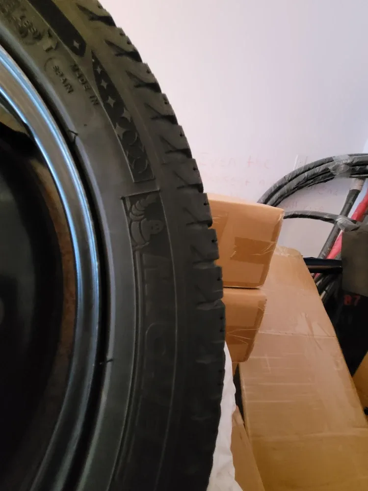 4 Michelin  Winter Tire - 215/45R17 image indicator(2)