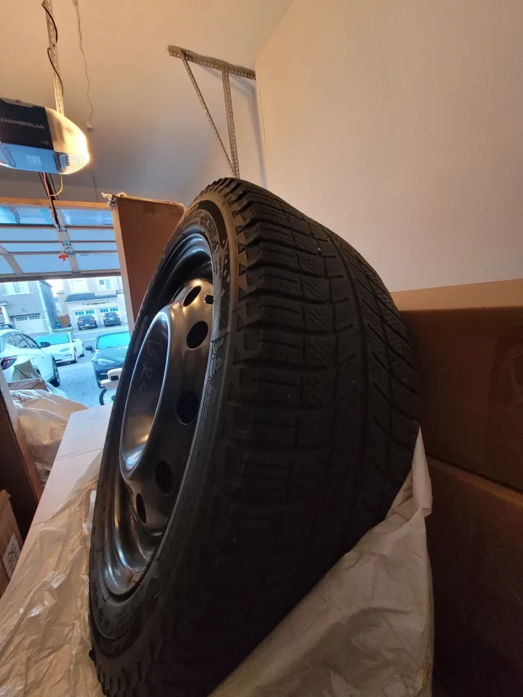 4 Michelin  Winter Tire - 215/45R17 image indicator(3)