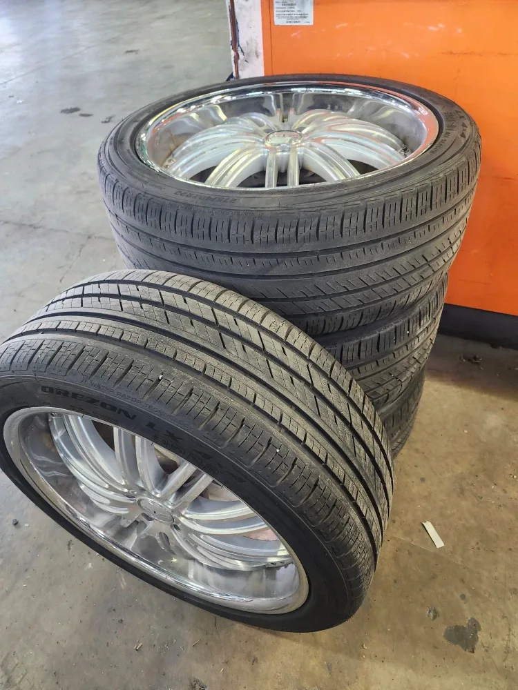 Set of 4 Orezon LX 275/40ZR22 Tires on 22" Rims image indicator(3)