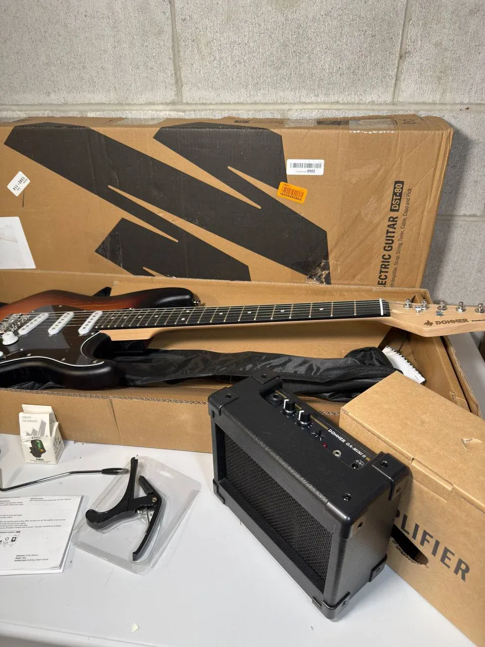 DONNER DST-80 Electric Guitar 39” Beginner Electric Guitar Kit image indicator(2)