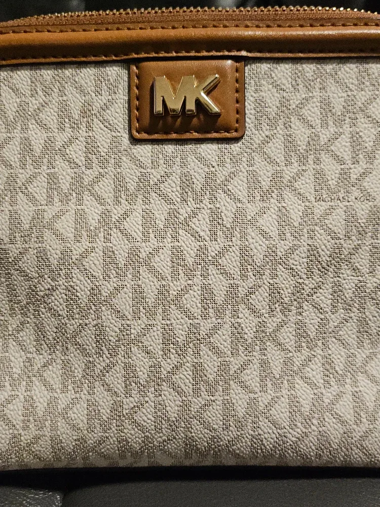 Michael Kors Crossbody Bag image indicator(2)