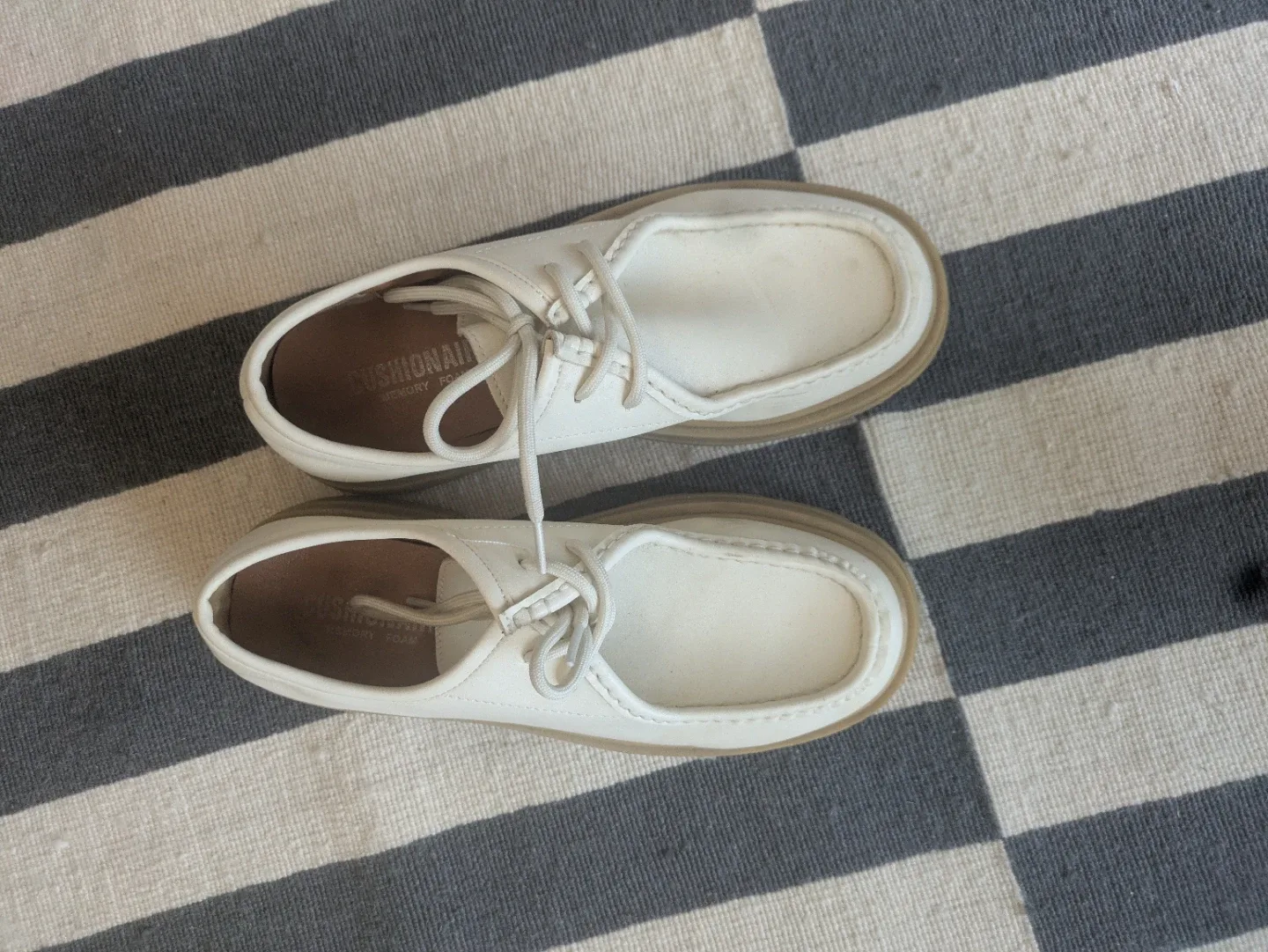 White Cushionaire Shoes, Size 9.5 W image indicator(2)
