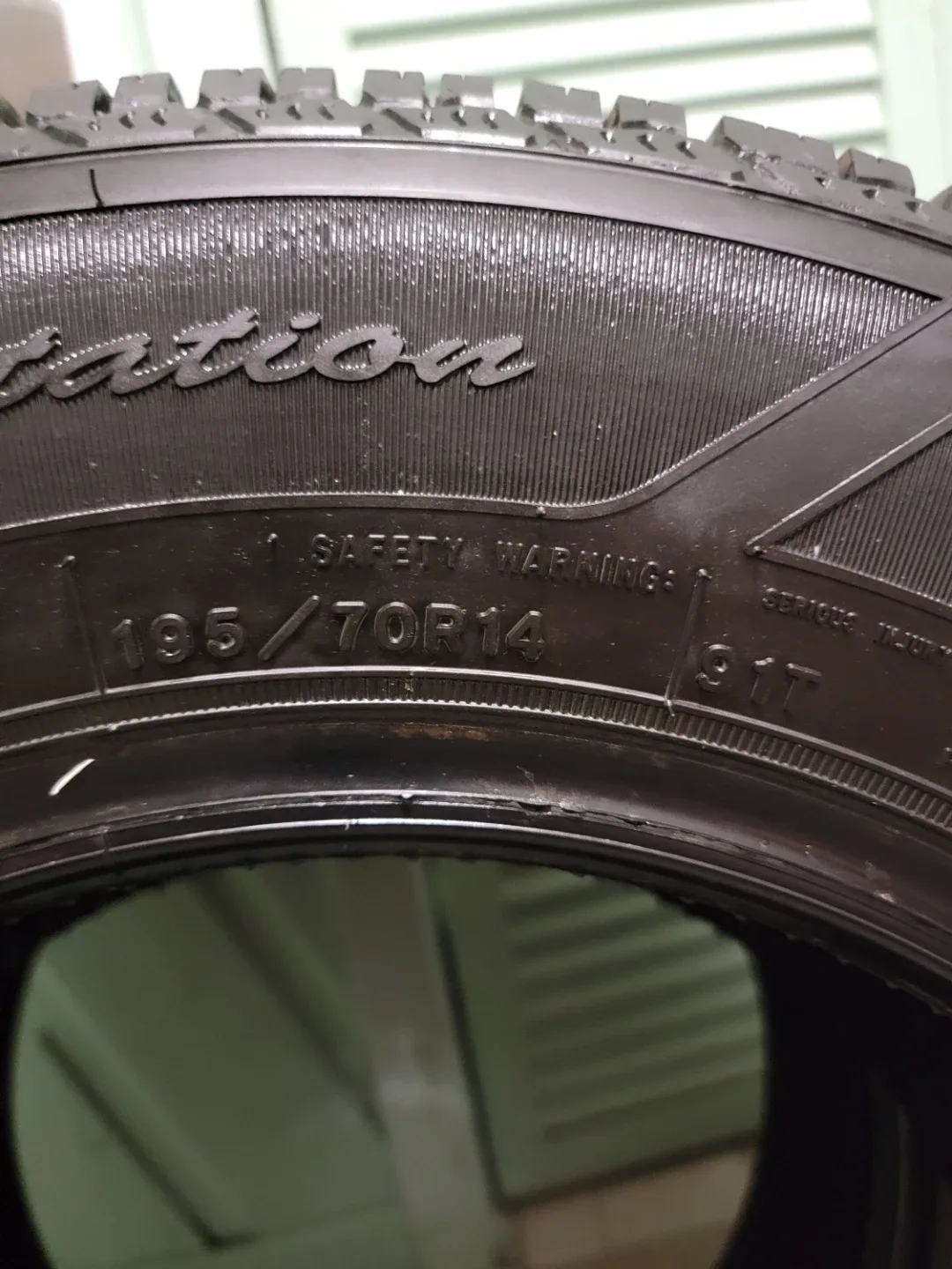 Goodyear Ultra Grip Winter Tires - 195/70R14 image indicator(2)