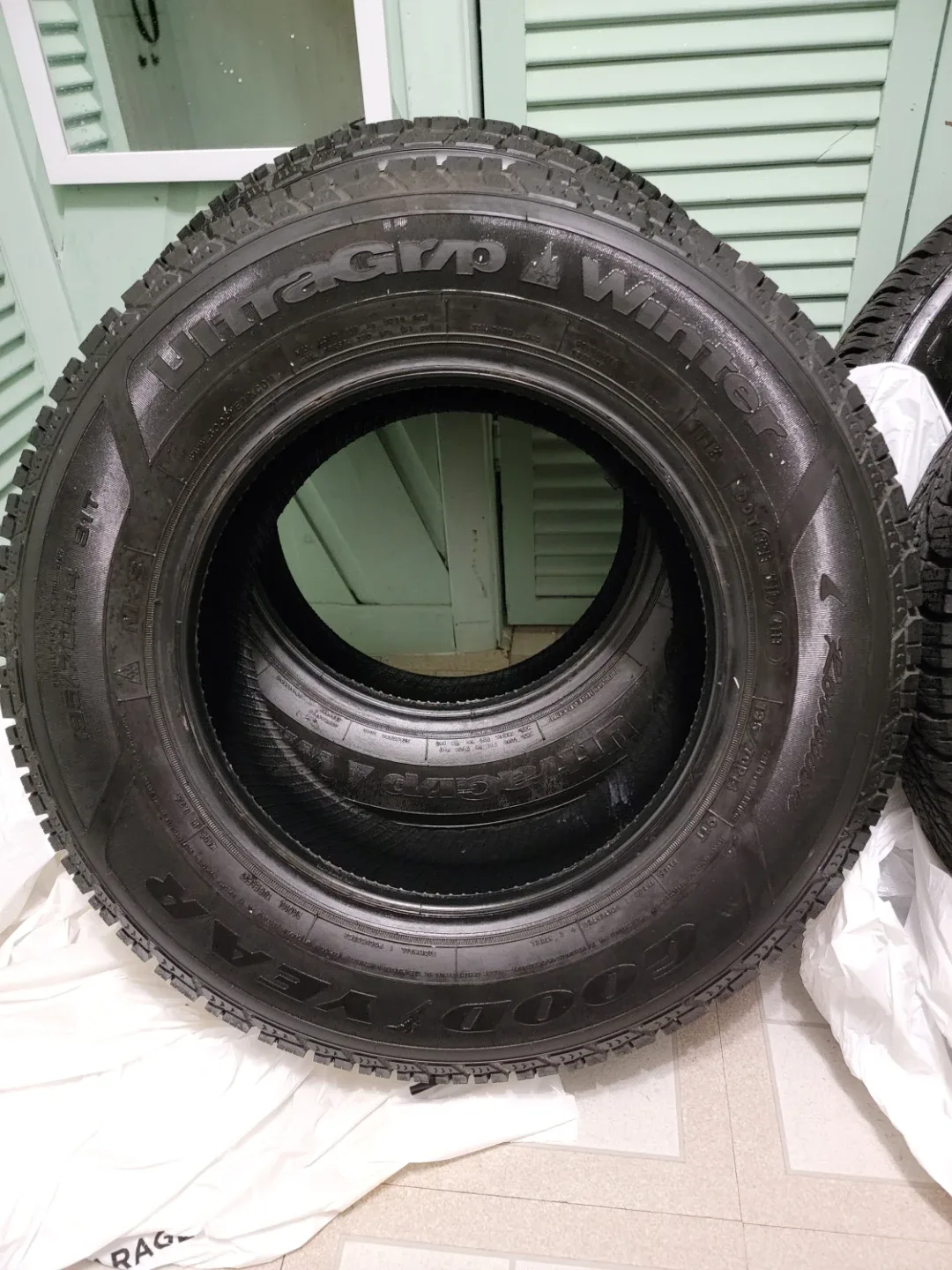 Goodyear Ultra Grip Winter Tires - 195/70R14 image indicator(4)