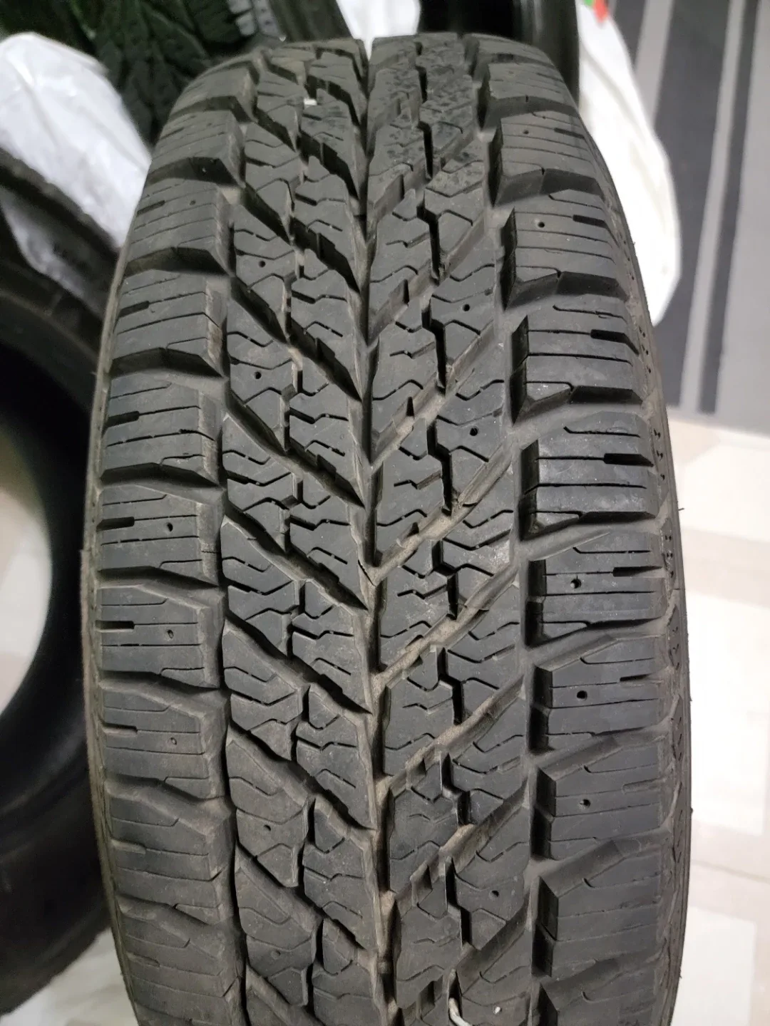 Goodyear Ultra Grip Winter Tires - 195/70R14 image indicator(5)