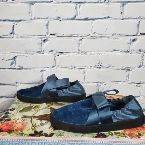 Mercedes Castillo Blue Velvet Slip-On Sneakers Size 6.5 image indicator(3)