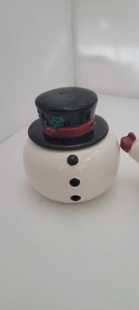 Snowman Ceramic Ensemble Salt & Pepper Shakers image indicator(10)
