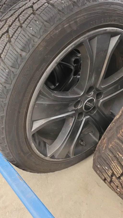 Range Rover 275/40R20 Tires & Rims - Set of 4 image indicator(2)