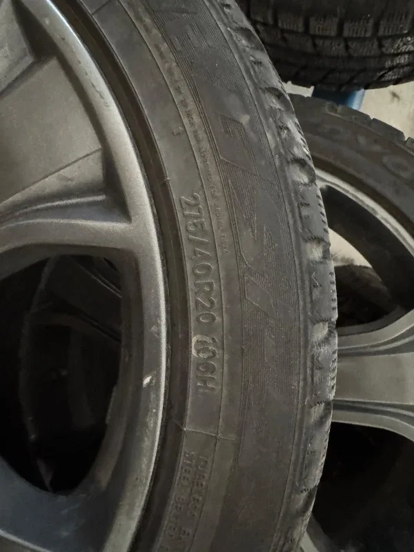 Range Rover 275/40R20 Tires & Rims - Set of 4 image indicator(4)