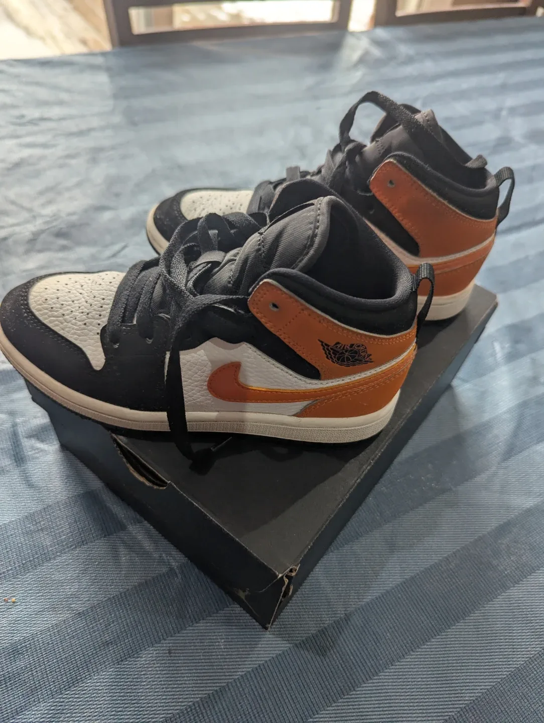 Air Jordan 1 Mid SE  Black/White/Orange image indicator(2)
