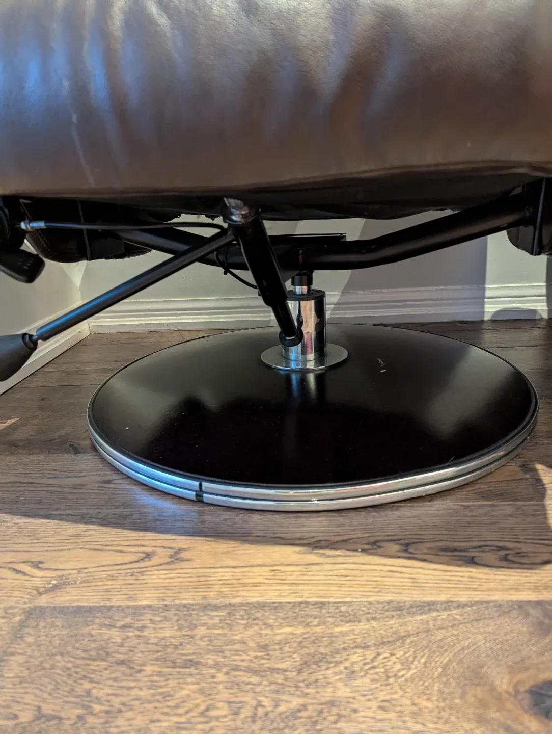 La-Z-Boy Brown Leather Recliner with Ottoman image indicator(3)