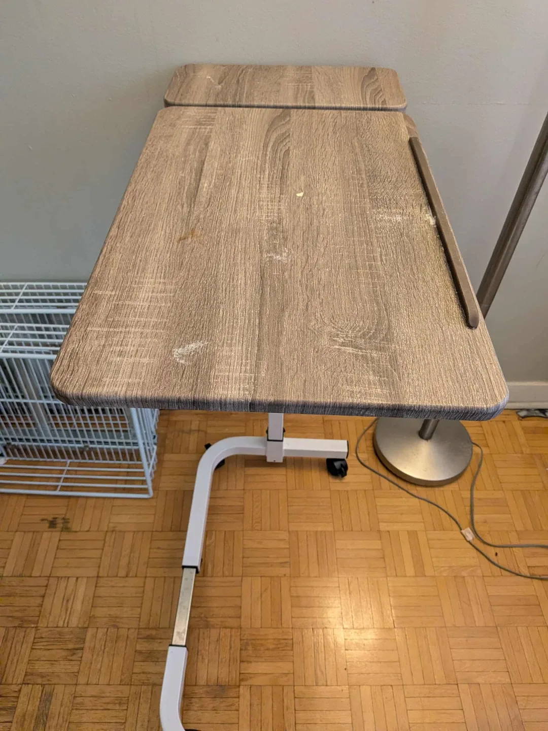 Adjustable Overbed Table image indicator(2)