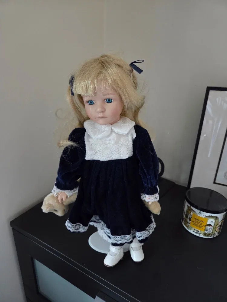 Porcelain Dolls Collection image indicator(3)