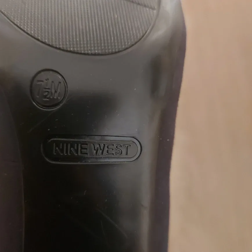 Nine West classic shoes Navy Heels 7.5 size image indicator(6)