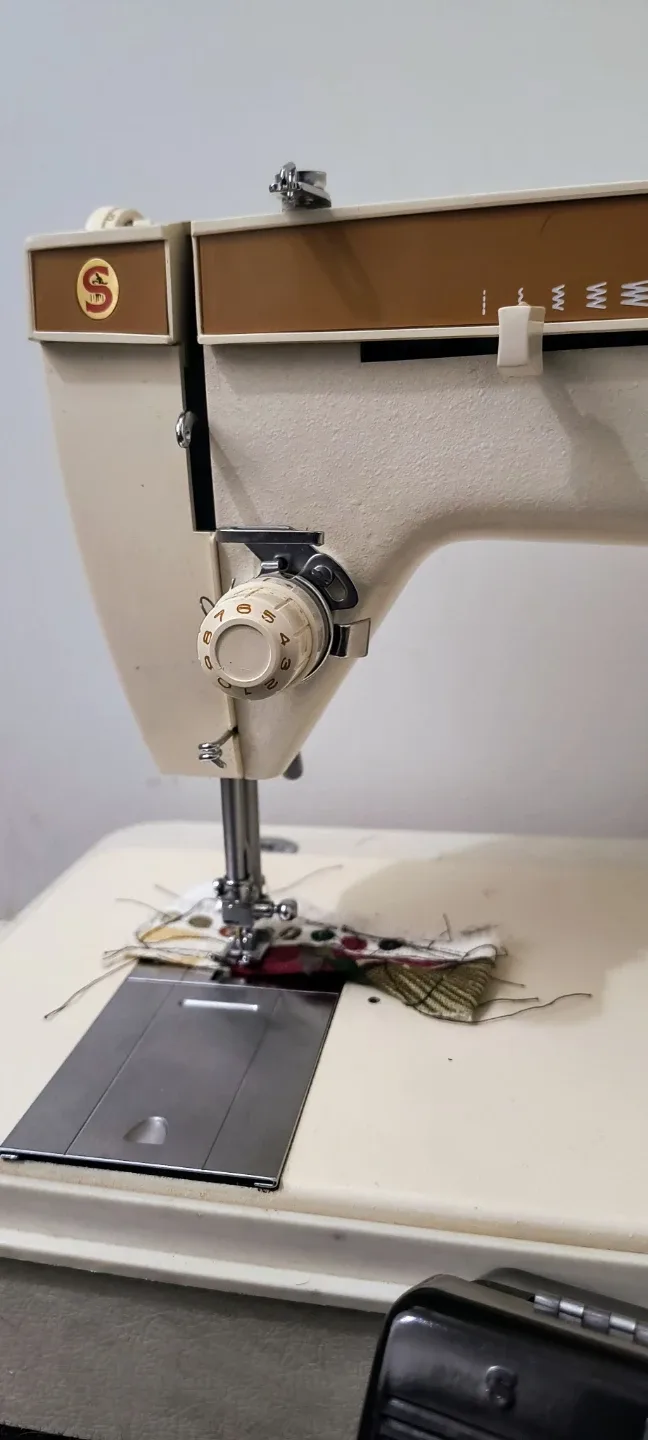 Vintage Singer 247 Sewing Machine w/ Foot Pedal image indicator(4)