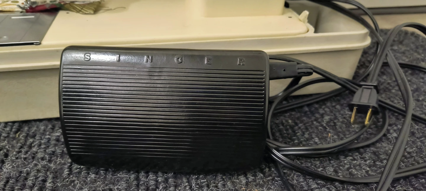 Vintage Singer 247 Sewing Machine w/ Foot Pedal - photo 5