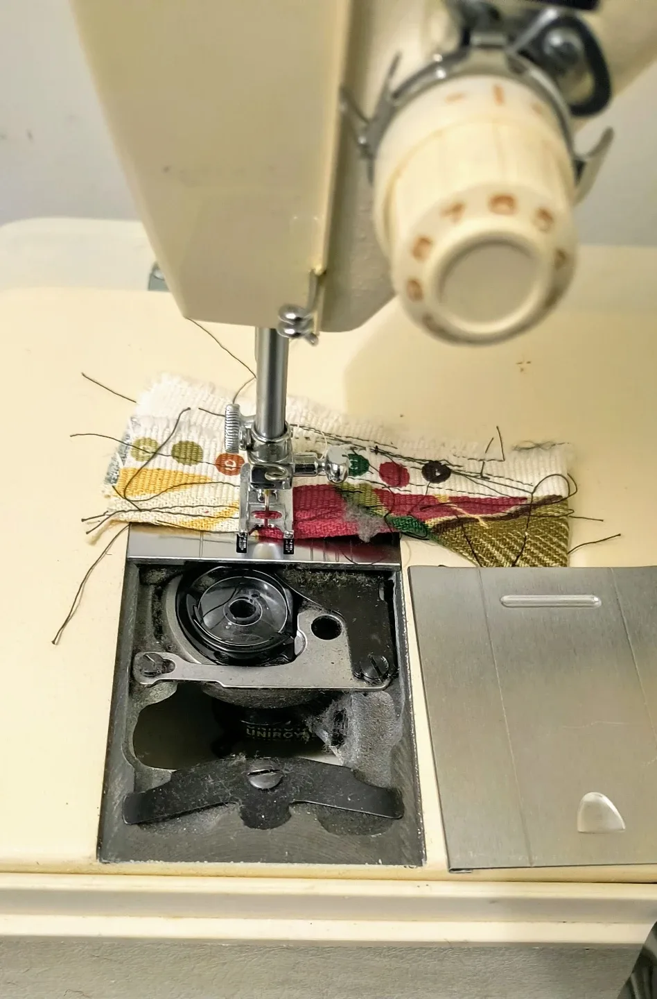 Vintage Singer 247 Sewing Machine w/ Foot Pedal image indicator(6)