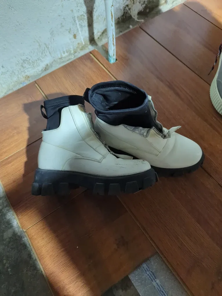 White Winter Boots image indicator(4)