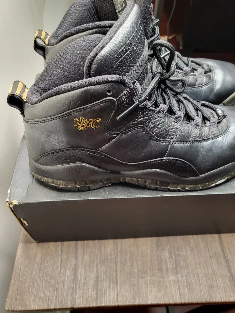 Air Jordan 10 Retro BG Black NYC Size 6Y image indicator(2)