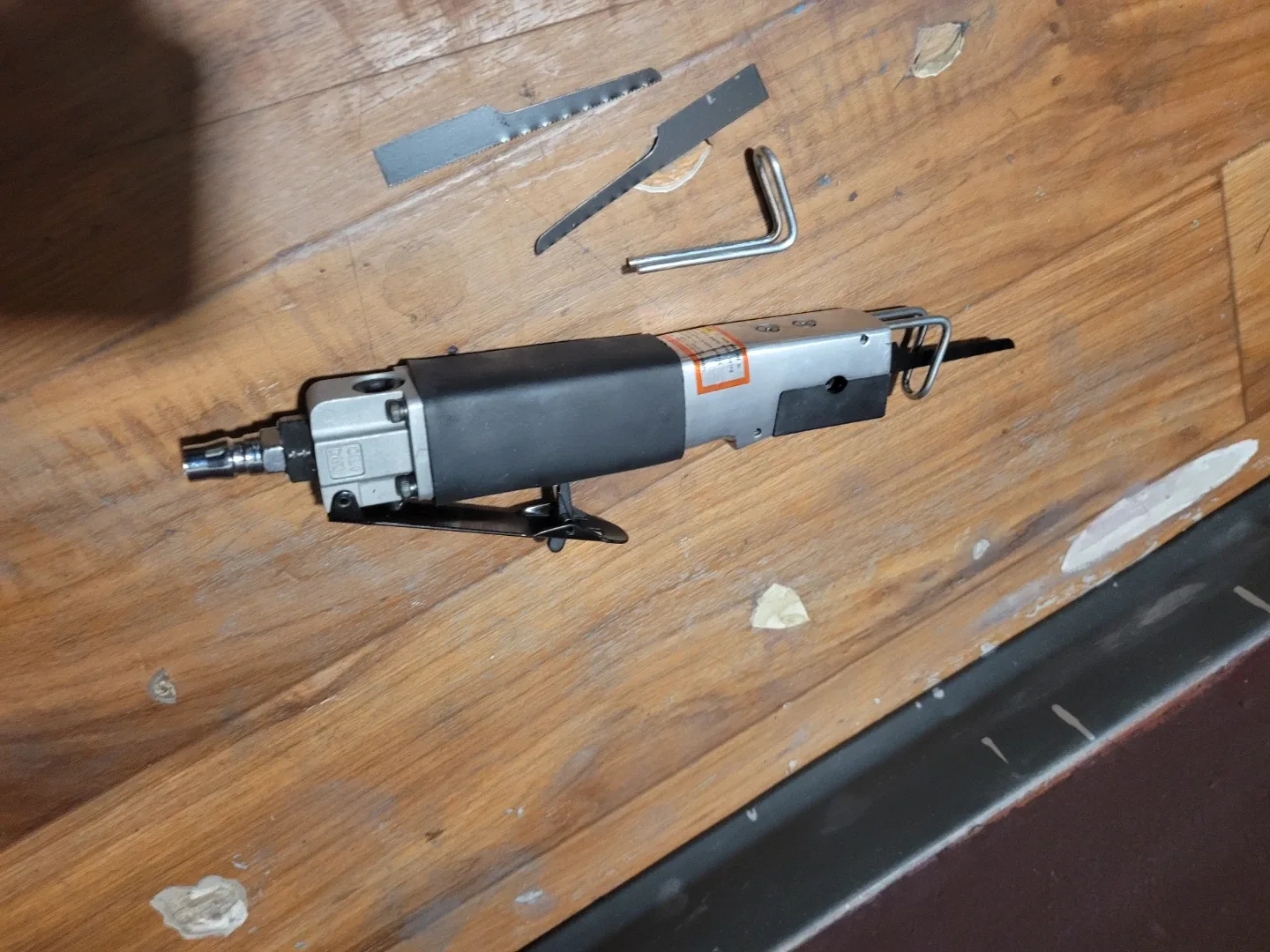 Dewalt air compressor and attachments image indicator(4)