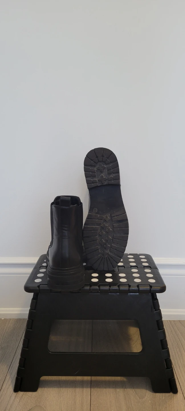 Steve Madden - Black Chelsea Boots - Size 10 - photo 4