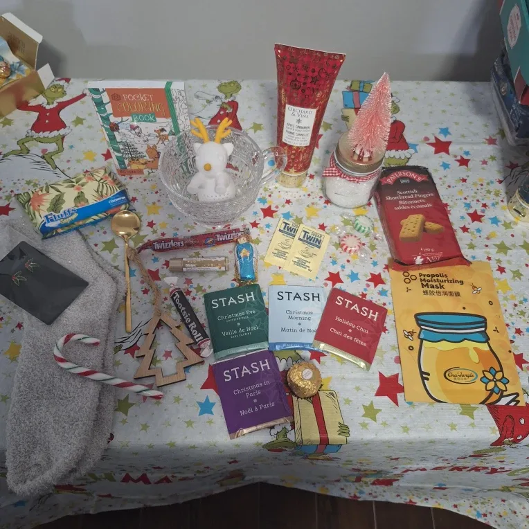 Holiday Gift Basket with Goodies image indicator(10)