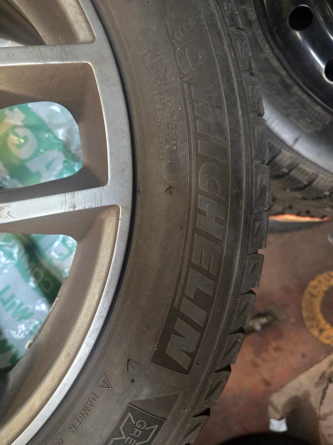 Michelin Latitude X-Ice 235/55R19 Winter Tire image indicator(3)