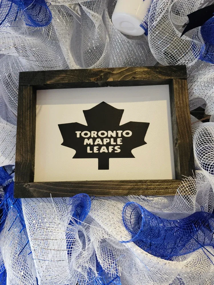 Toronto Maple Leafs Wreath image indicator(2)